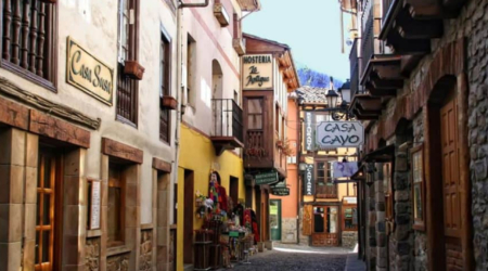 Encantador callejón de Gandara con alojamientos tradicionales y restaurantes en un entorno histórico y pintoresco. potes