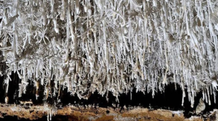 Rocas calcáreas en la cueva de la Casa de Gandara, destino turístico de Cantabria. Cuevas del Soplao en Cantabria