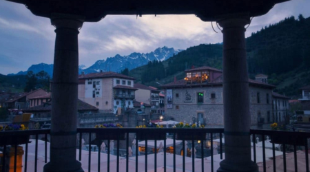 Vistas panorámicas de Gandara desde la terraza del albergue en las montañas de los Picos de Europa. potes