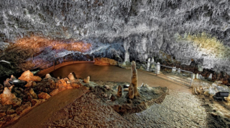 Cueva con yeso y formaciones geológicas en Albergue la Casa de Gandara, un espacio natural impresionante para visitar en Asturias. Cuevas del Soplao en Cantabria