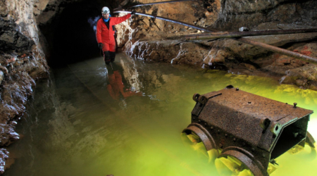 ALT: Aventura en las cuevas de la Casa de Gandara con exploradores practicando espeleología en un entorno natural y seguro. Cuevas del Soplao en Cantabria