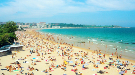 ALT: Playa de Gándara en Ribadeo, famosa por su arena dorada y aguas cristalinas, ideal para relajarse y disfrutar del litoral asturiano. Playas de Cantabria