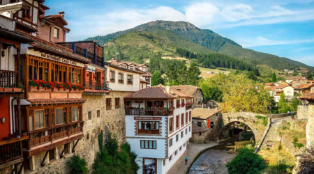 Albergue La Casa de Gandara con encanto en un entorno pintoresco y tradicional en un pueblo con vistas a las montañas. potes