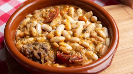 Bocadillo tradicional de alubias en cazuela de barro en la Casa de Gandara. Qué hacer en Cantabria en un fin de semana