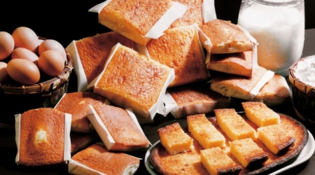 Pan de la casa, huevos y postres tradicionales en Albergue la Casa de Gandara, en un ambiente acogedor y rural. Descubre la comida tradicional de Cantabria