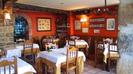 Auténtico restaurante en Albergue la Casa de Gandara con decoración rústica y ambiente acogedor. Descubre la comida tradicional de Cantabria