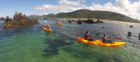 Kayaks en la costa de Gandara, actividad acuática en Cantabria para visitantes del Albergue la Casa de Gandara. Actividades náuticas en Cantabria desde el surf hasta la vela