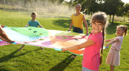 Diversión infantil en un entorno rural con actividades al aire libre en Albergue Casa de Gandara. Cómo Organizar un Campamento de Verano