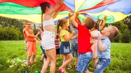 Diversión infantil en la naturaleza en el Albergue La Casa de Gandara, ideal para actividades al aire libre y vacaciones en familia. organizar campamentos de verano