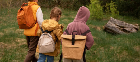Exploradores en la naturaleza cerca de Albergue la Casa de Gandara, turismo activo y senderismo en un entorno natural y seguro. ¿Por que elegir un plan de convivencia escolar en Cantabria?